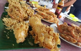 where to eat, where to eat at Kuala Terengganu, what to do at kuala Terengganu, foodies at Kuala Terengganu, food places at Kuala Terengganu, where to eat in Terengganu, were to eat in KT, Food places in KT, Food places in Terengganu, nice to eat in Terengganu, Nice to eat in KT, Nice to eat in Kuala Terengganu, recommended places to eat in Terengganu, recommended places to eat in KT, recommended places to eat in Kuala Terengganu, must eat places in Terengganu, must eat in Kuala Terengganu, ikan celup tepung, ikan goreng Terengganu, Ikan celup tepung kuala terengganu, Warung Pon Nong, Warung Pok Nong Kuala Terengganu, fried fish and calamari,